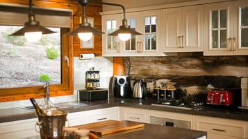 Køleskab, mikrobølgeovn, ovn, kogeplade