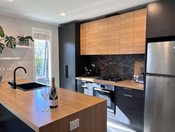 Fridge, oven, stovetop, dishwasher