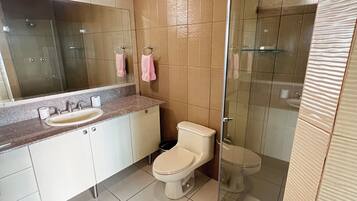 Deluxe Apartment, Balcony, Beach View | Bathroom