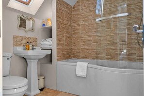 Cottage | Badkamer | Een haardroger