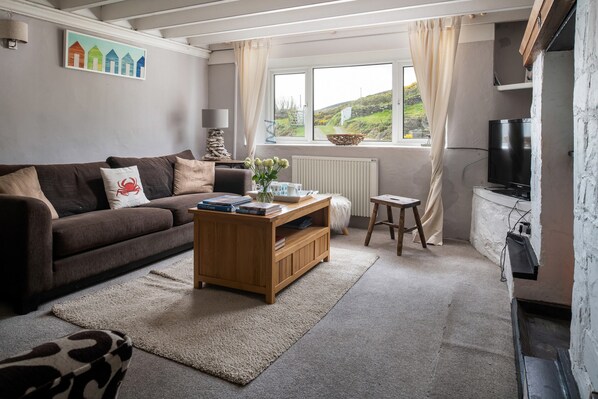 Cottage | Living area - Coastal Retreat on Wales Path With Sea Views (Pwllheli)