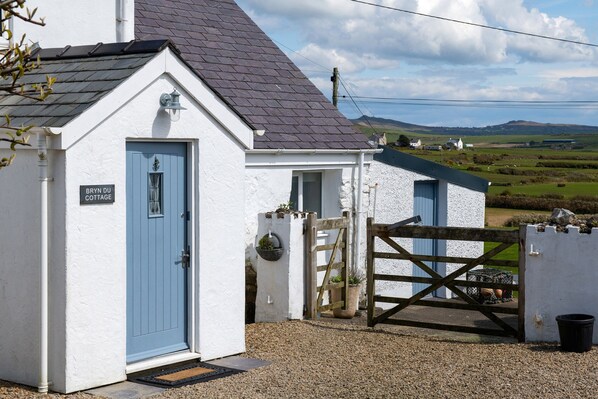 Exterior - Coastal Retreat on Wales Path With Sea Views (Pwllheli)
