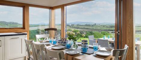 Cottage | Dining