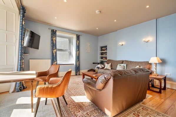 Apartment | Living room - Apartment in Beaumaris With Sea Views (Beaumaris)