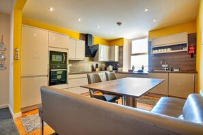 Apartment | Private kitchen - Apartment in Beaumaris With Sea Views (Beaumaris)