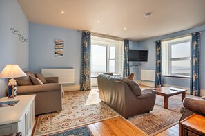Apartment | Living room - Apartment in Beaumaris With Sea Views (Beaumaris)