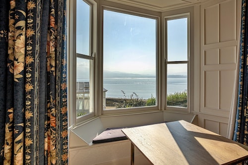 Apartment in Beaumaris With Sea Views