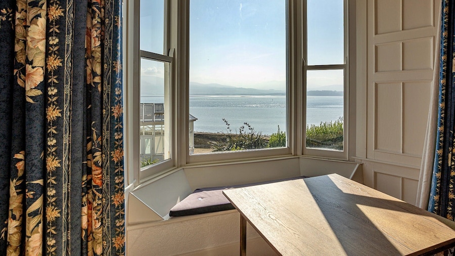 Apartment in Beaumaris With Sea Views