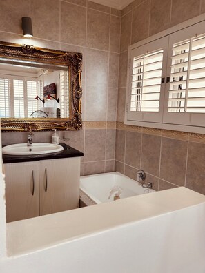 Shower, hair dryer, towels, soap - Luxury 6 sleeper: nature’s symphony of ocean, beach, 180degrees views & dolphins (Westbrook)