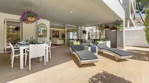 Outdoor dining - Royal Banus Apartment (Nueva Andalucía,)