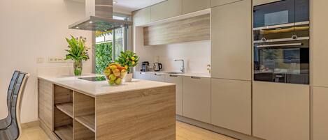 Kühlschrank, Mikrowelle, Ofen, Geschirrspüler