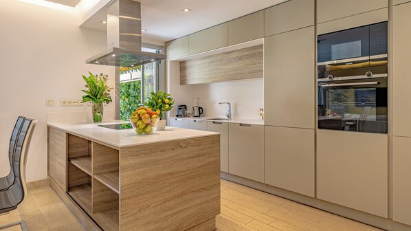 Fridge, microwave, oven, dishwasher - Royal Banus Apartment (Nueva Andalucía,)