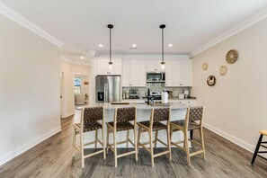 Réfrigérateur, micro-ondes, plaque de cuisson, lave-vaisselle