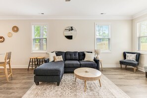 Smart TV, fireplace - Mid Term Home in Southport, just mins from DT Southport and Oak Island Beaches (Southport)