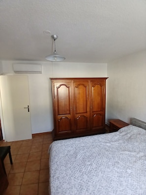3 chambres, bureau, fer et planche à repasser, literie fournie
