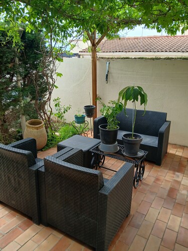 Maison avec  jardin dans village en Provence ,lieu très touristique.