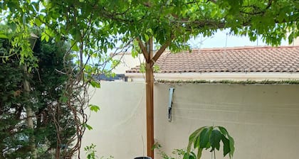 Maison avec jardin dans village en Provence ,lieu trĂšs touristique.