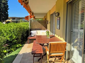 تناول الطعام بالخارج