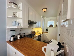 Kühlschrank, Mikrowelle, Herdplatte, Geschirrspüler