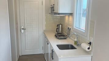 Eenvoudige studio, niet-roken | Privékeuken | Een mini-koelkast, een magnetron, een kookplaat, een vaatwasser