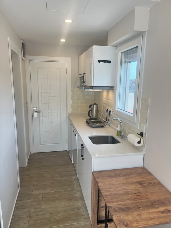 Eenvoudige studio, niet-roken | Privékeuken | Een minikoelkast, een microgolfoven, een kookplaat, een vaatwasser