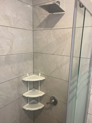 Studio, non-fumeurs | Salle de bain | Douche, serviettes fournies, savon, papier toilette