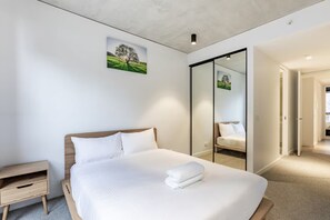 3 bedrooms, desk, iron/ironing board, travel cot - Indigo by Ready Set Stay (North Melbourne)