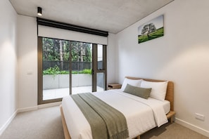 3 bedrooms, desk, iron/ironing board, travel cot - Indigo by Ready Set Stay (North Melbourne)