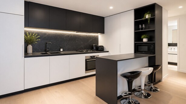 Een moderne keuken met een centraal eiland, zwart-witte kastjes, een ingebouwde magnetron en een bar voorzien van krukjes.
