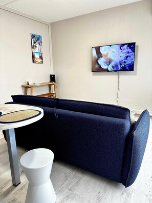 Living area - Azur Studio in the heart of downtown Fort-de-France. Close to everyone! (Fort-de-France)