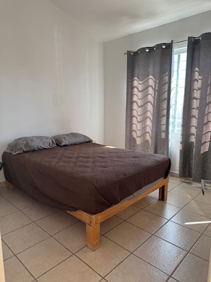 3 chambres, fer et planche à repasser, Wi-Fi, draps fournis