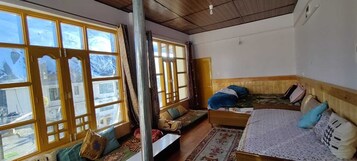 Quarto triplo família, vista para a montanha | Roupa de cama
