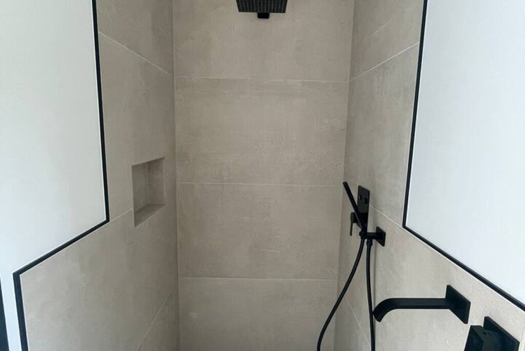 Dusj, håndklær, såpe og toalettpapir