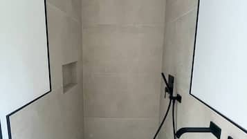 Regadera, toallas, jabón, papel de baño