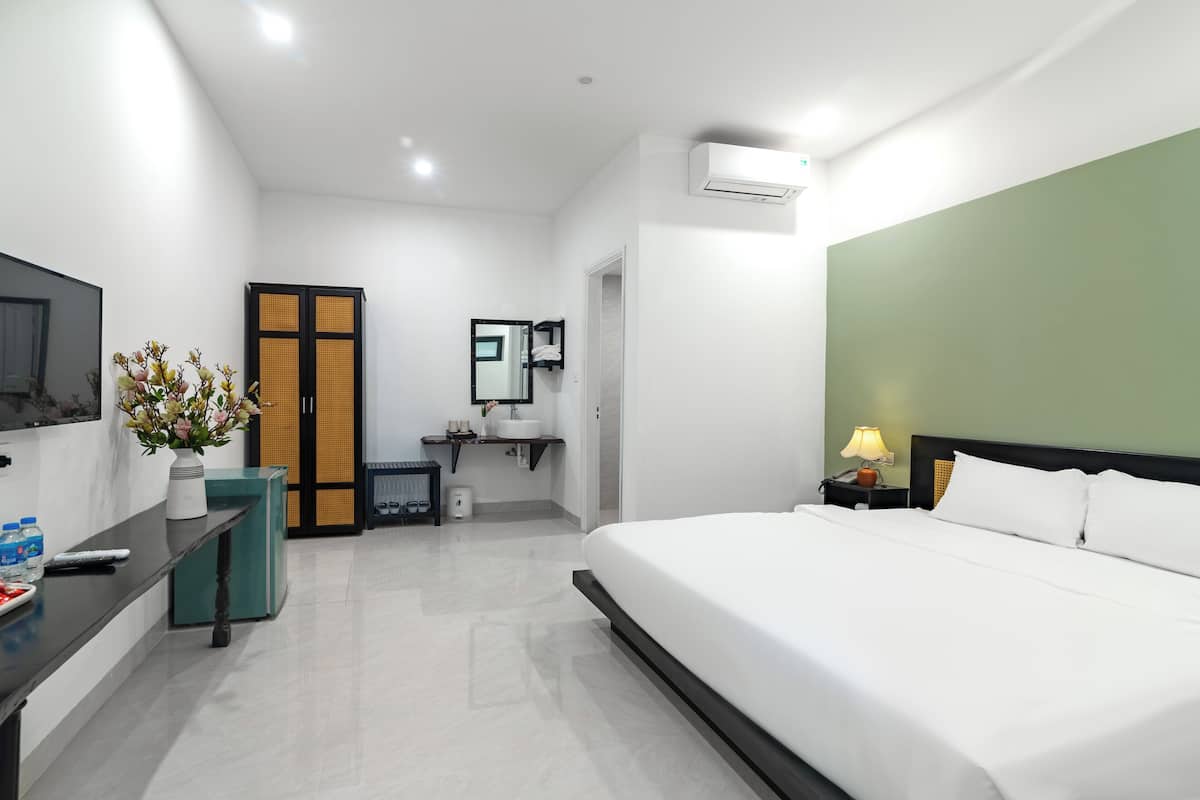 Standard Double Room | In-room safe, desk, blackout curtains, soundproofing