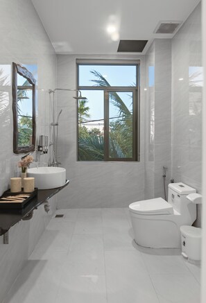 Deluxe Δίκλινο Δωμάτιο (Double), Θέα στην Πόλη | Μπάνιο | Ντουζιέρα, πιστολάκι μαλλιών, παντόφλες, πετσέτες