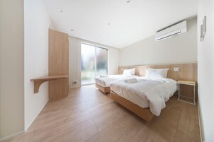 Escritorio, espacio para trabajar con un portátil, cortinas opacas