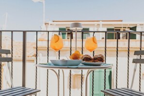 Outdoor dining - Luxurious apartment in the historic center of Cefalù, to experience sea and history (Cefalù)
