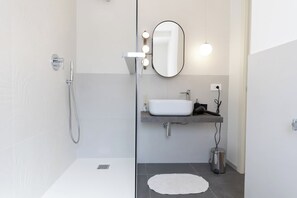 Shower, hair dryer, bidet, towels - Luxurious apartment in the historic center of Cefalù, to experience sea and history (Cefalù)