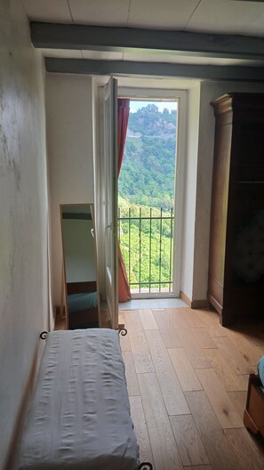 4 bedrooms, travel cot, free WiFi, bed sheets