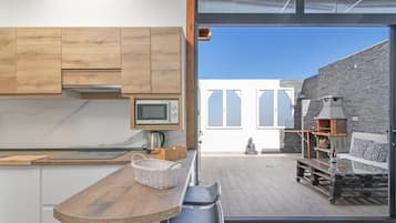 Fridge, microwave, stovetop, dishwasher