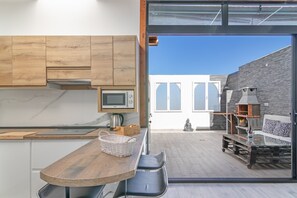 Fridge, microwave, stovetop, dishwasher