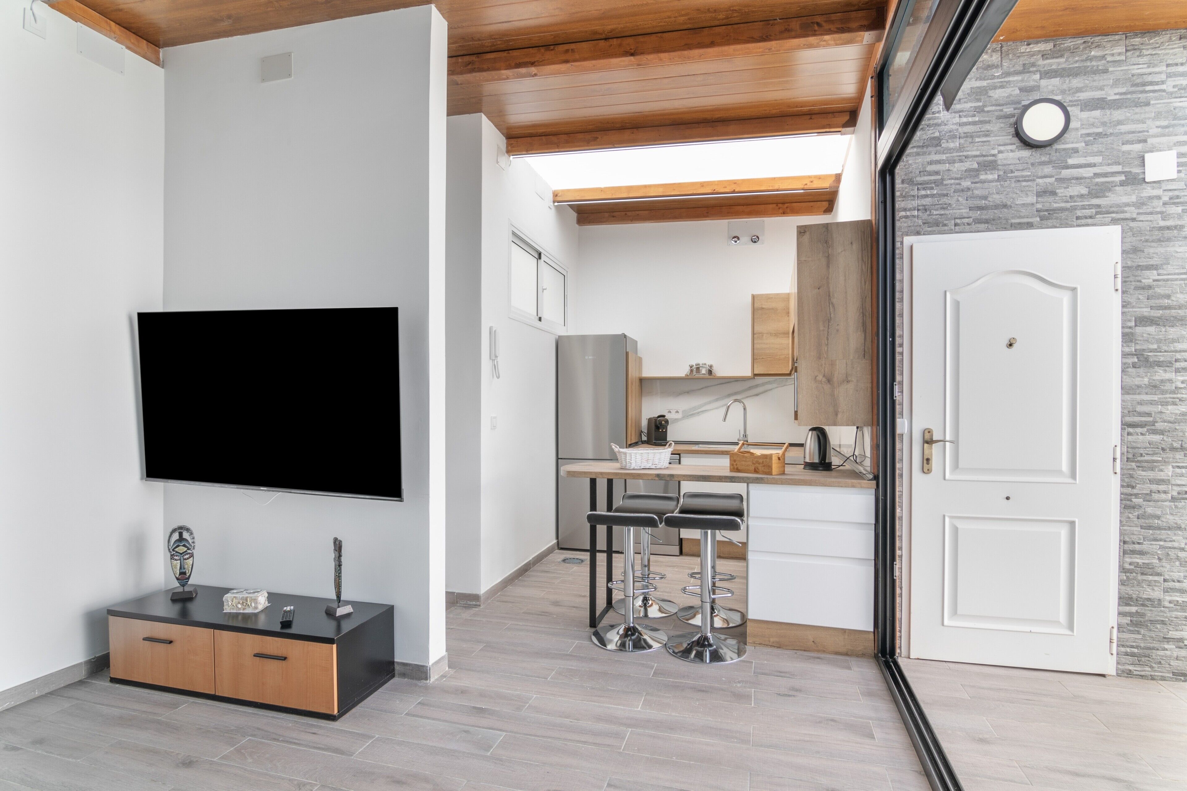 Réfrigérateur, micro-ondes, plaque de cuisson, lave-vaisselle