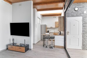 Geladeira, micro-ondas, cooktop, lava-louças