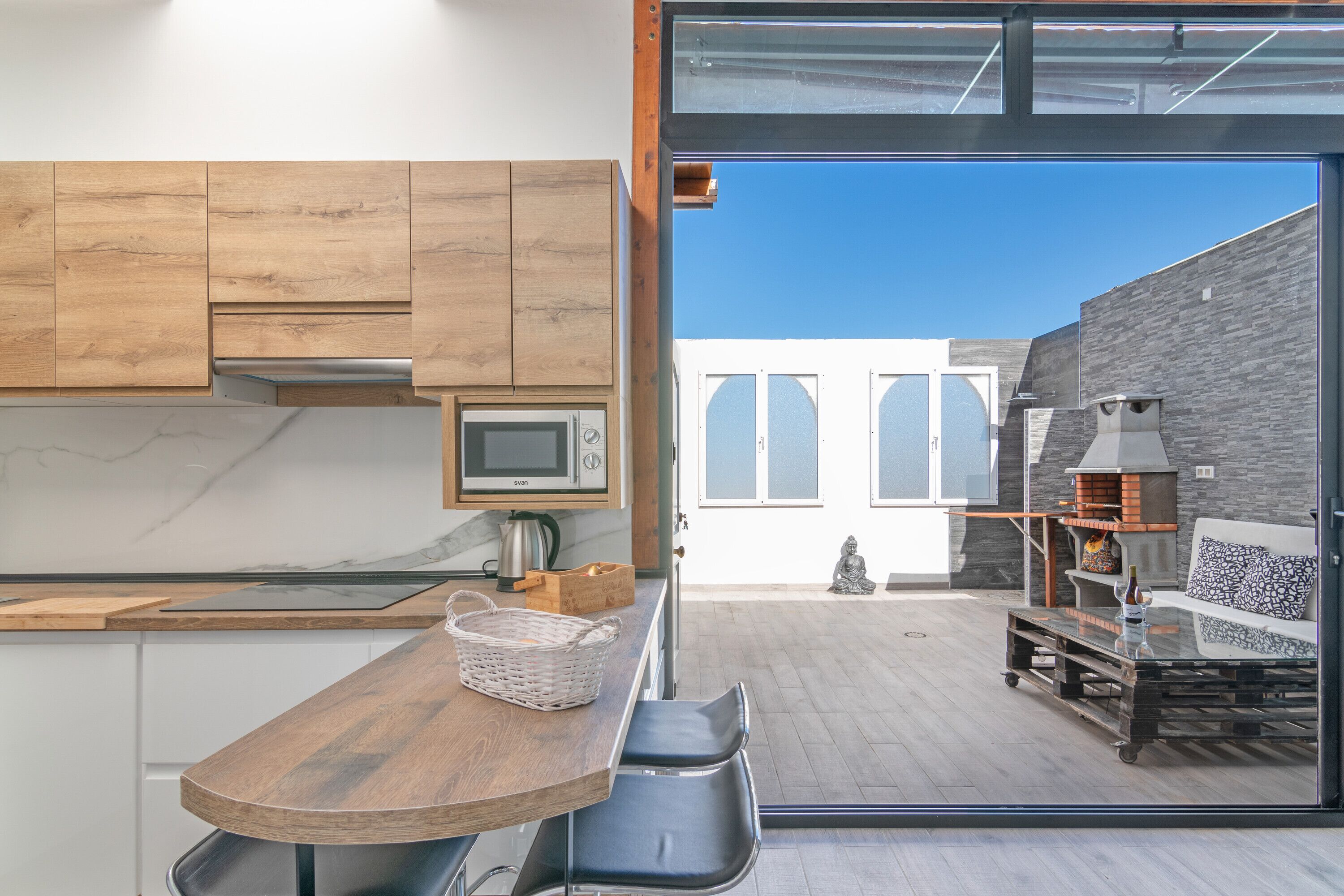 Een koelkast, een microgolfoven, een kookplaat, een vaatwasser