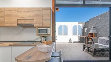 Kjøleskap, mikrobølgeovn, kokeplater og oppvaskmaskin