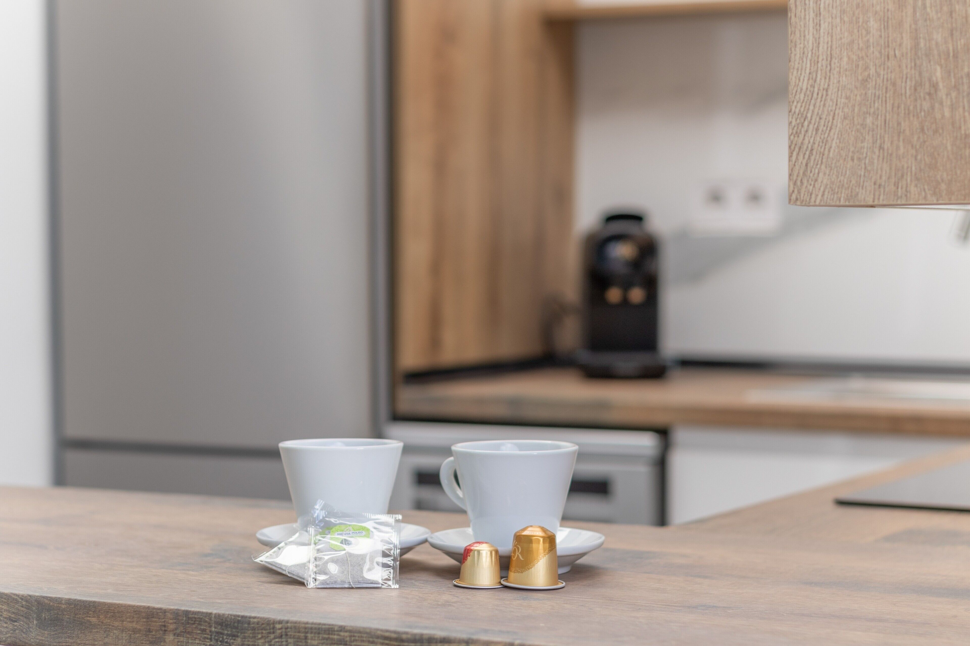 Een koelkast, een magnetron, een kookplaat, een vaatwasser