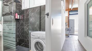 Bruser, hårtørrer, håndklæder