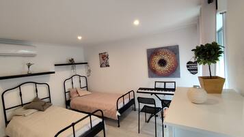 3 bedrooms, desk, iron/ironing board, free WiFi