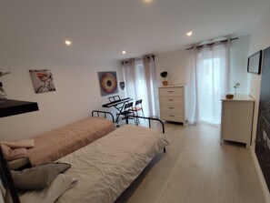 3 bedrooms, desk, iron/ironing board, free WiFi